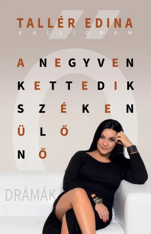 Alacsony ár A negyvenkettedik széken ülő nő